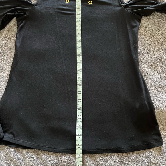 Cable & Gauge gold accent “cold shoulder” shirt - Picture 3 of 3